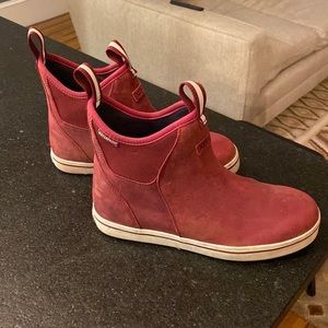 Xtratuf women’s maroon boots